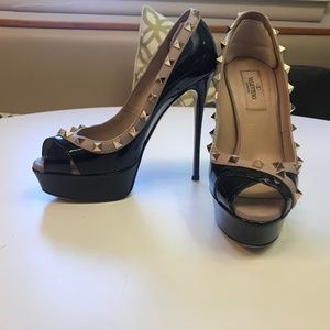 Valentino Rock Studded peep toe Blck nude patent